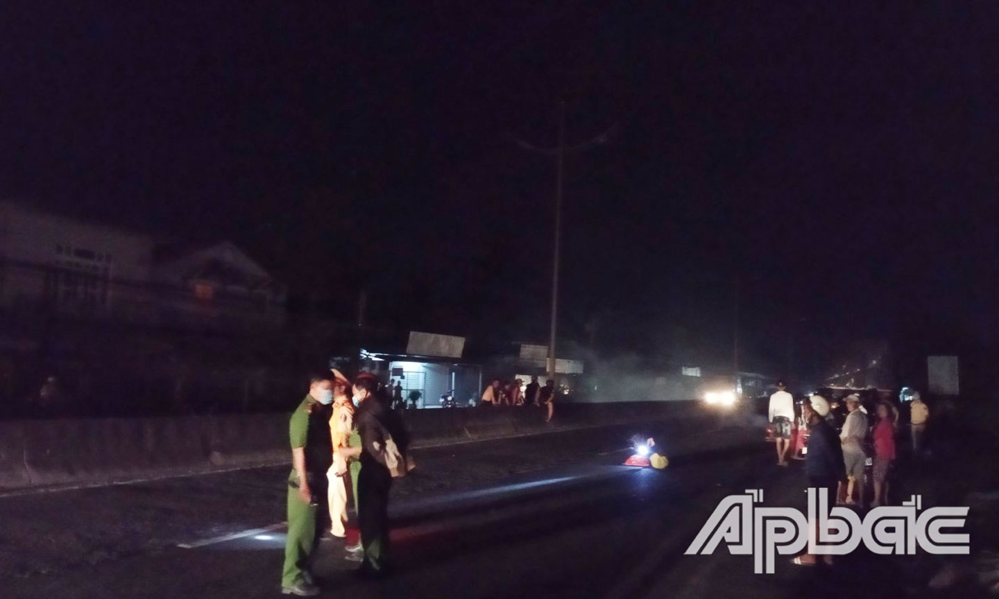 Tiền Giang: Nam thanh niên tông đuôi xe đầu kéo dẫn đến tử vong