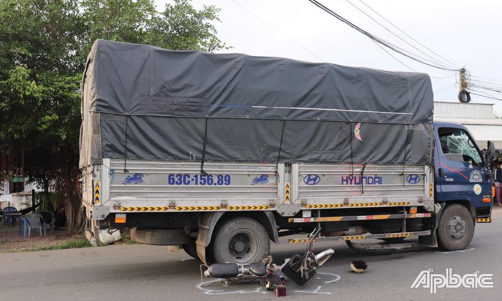 Tiền Giang: Va chạm xe ô tô tải, 1 người tử vong