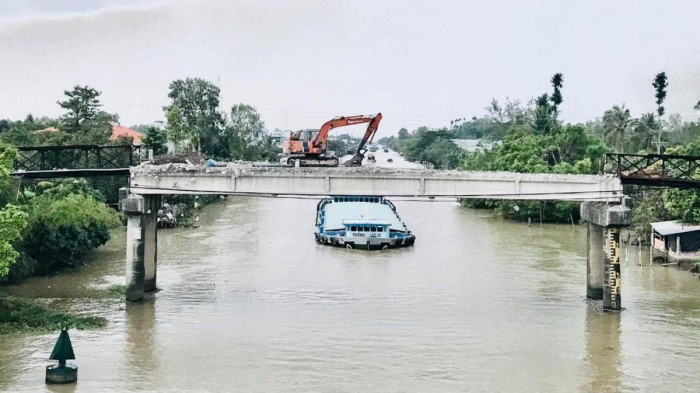 Tháo dỡ cầu vượt kênh Lấp Vò Sa Đéc, phương tiện cần lưu ý gì?
