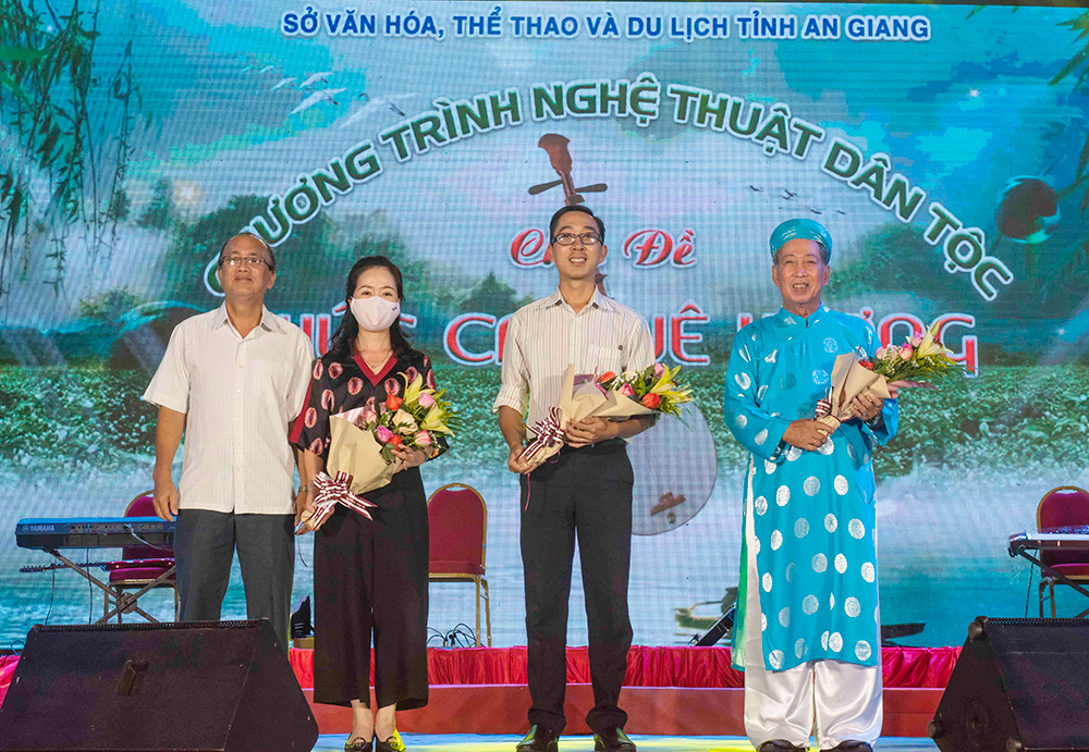 Biểu diễn Chương trình nghệ thuật dân tộc, chủ đề “Khúc ca quê hương” chào năm mới 2021