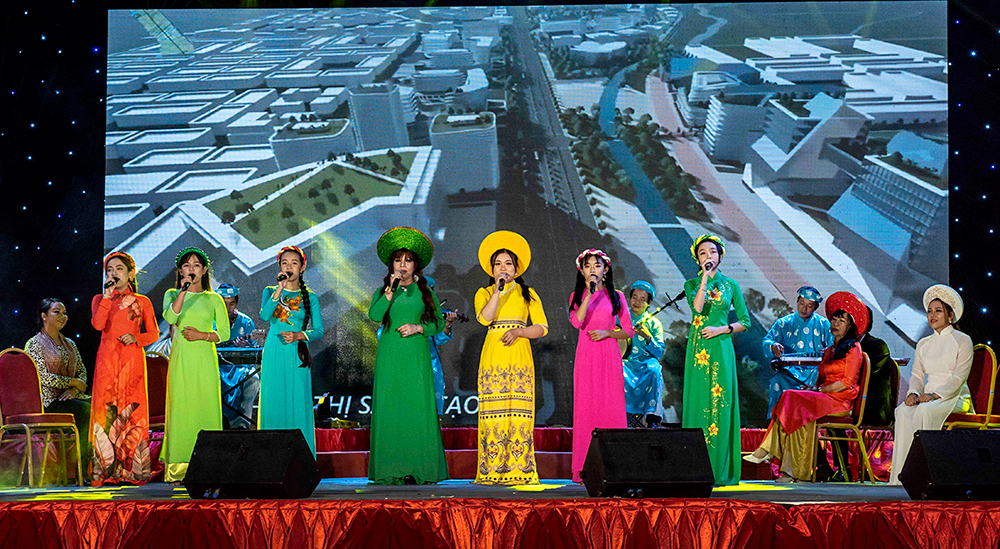 Biểu diễn Chương trình nghệ thuật dân tộc, chủ đề “Khúc ca quê hương” chào năm mới 2021