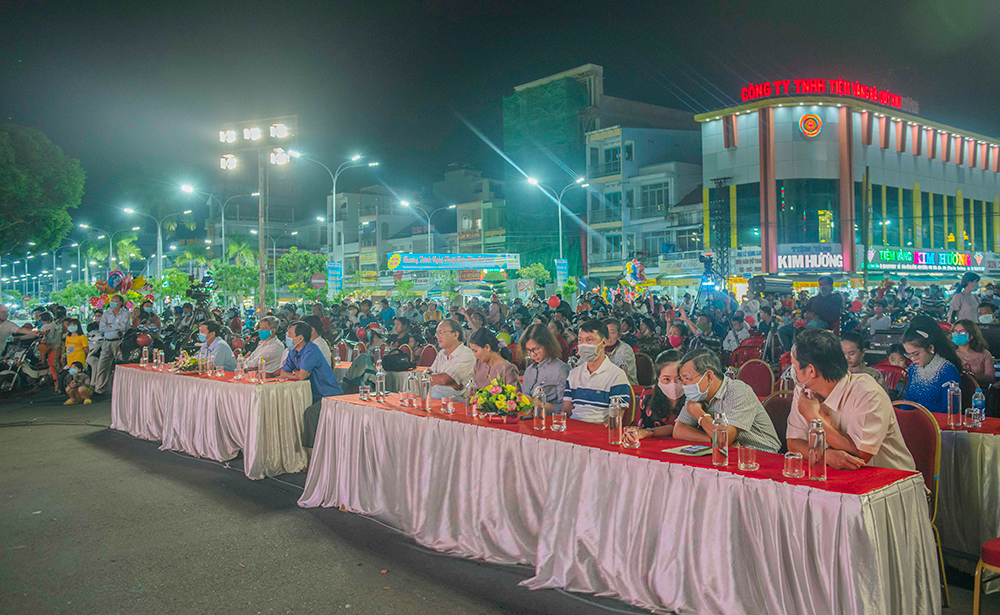 Biểu diễn Chương trình nghệ thuật dân tộc, chủ đề “Khúc ca quê hương” chào năm mới 2021