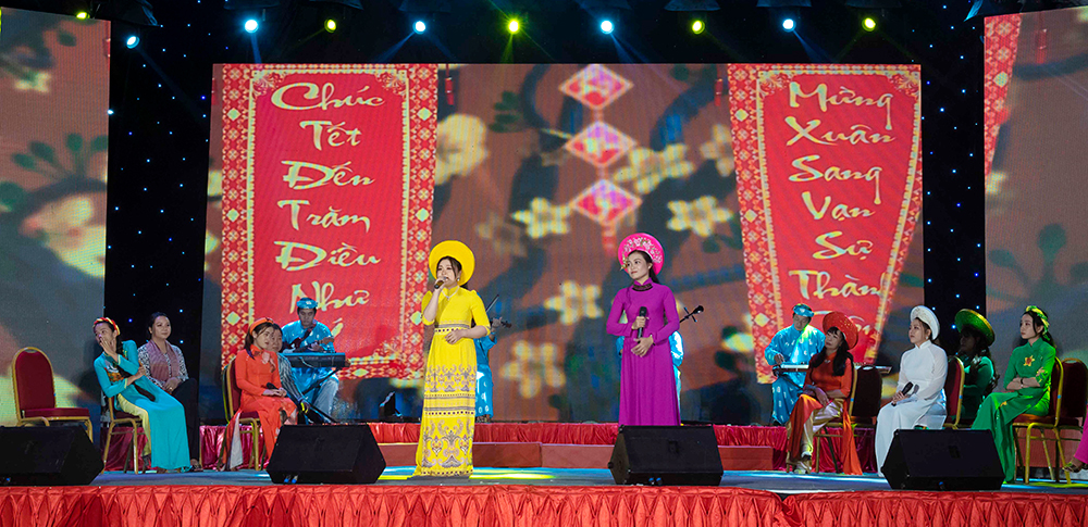Biểu diễn Chương trình nghệ thuật dân tộc, chủ đề “Khúc ca quê hương” chào năm mới 2021