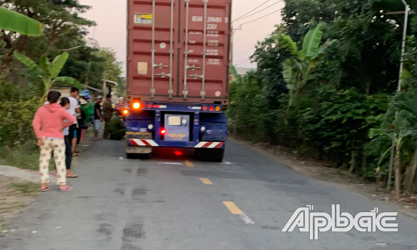 Va chạm với xe container, 2 vợ chồng tử vong