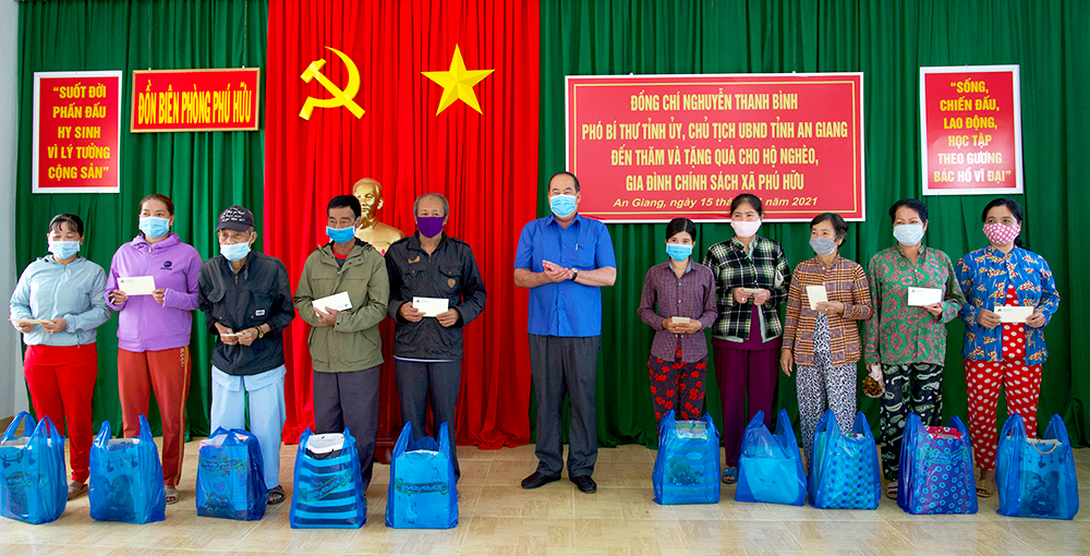 Chủ tịch UBND tỉnh An Giang Nguyễn Thanh Bình khảo sát các điểm sạt lở tại huyện Châu Phú và An Phú