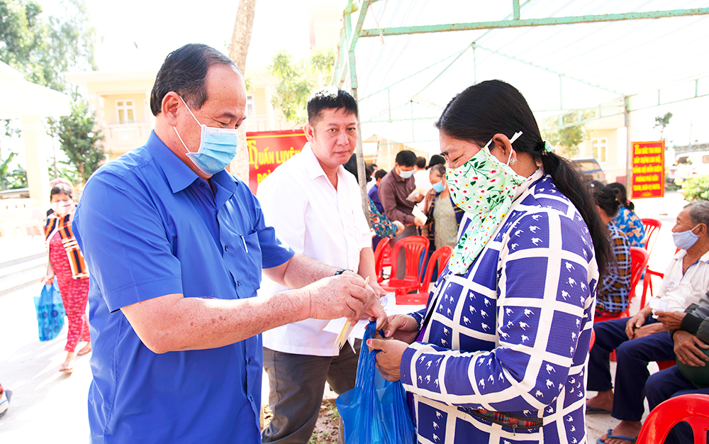 Chủ tịch UBND tỉnh An Giang Nguyễn Thanh Bình khảo sát các điểm sạt lở tại huyện Châu Phú và An Phú