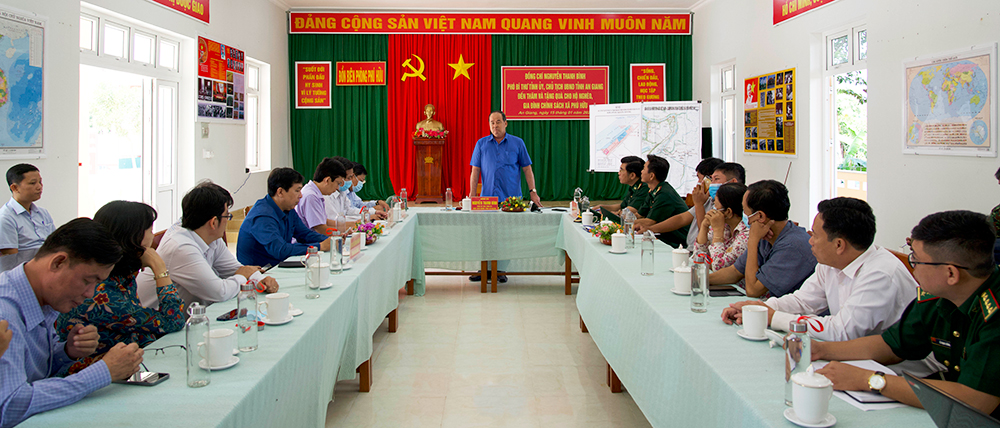 Chủ tịch UBND tỉnh An Giang Nguyễn Thanh Bình khảo sát các điểm sạt lở tại huyện Châu Phú và An Phú