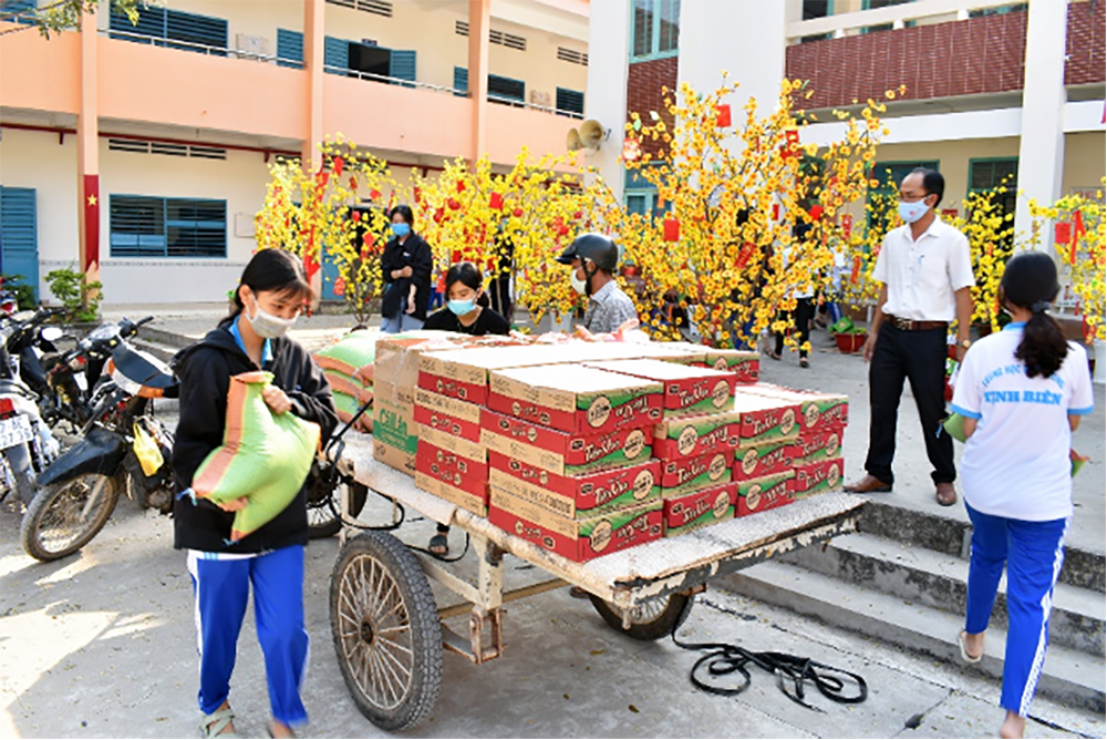 Sáng tạo không gian xuân cho trường học