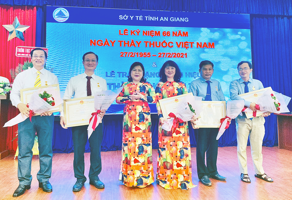 An Giang tôn vinh 9 cá nhân được phong tặng danh hiệu “Thầy thuốc ưu tú”