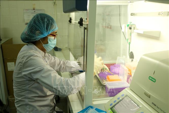 Ngày Thầy thuốc Việt Nam 27-2: 'Lá chắn' nơi tuyến đầu chống dịch