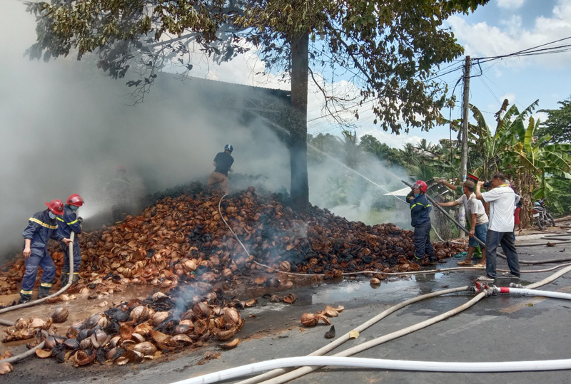 Bến Tre: Cháy cơ sở sản xuất chỉ xơ dừa