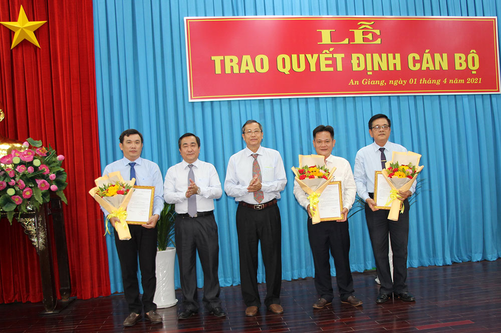 Ban Thường vụ Tỉnh ủy An Giang trao quyết định công tác cán bộ