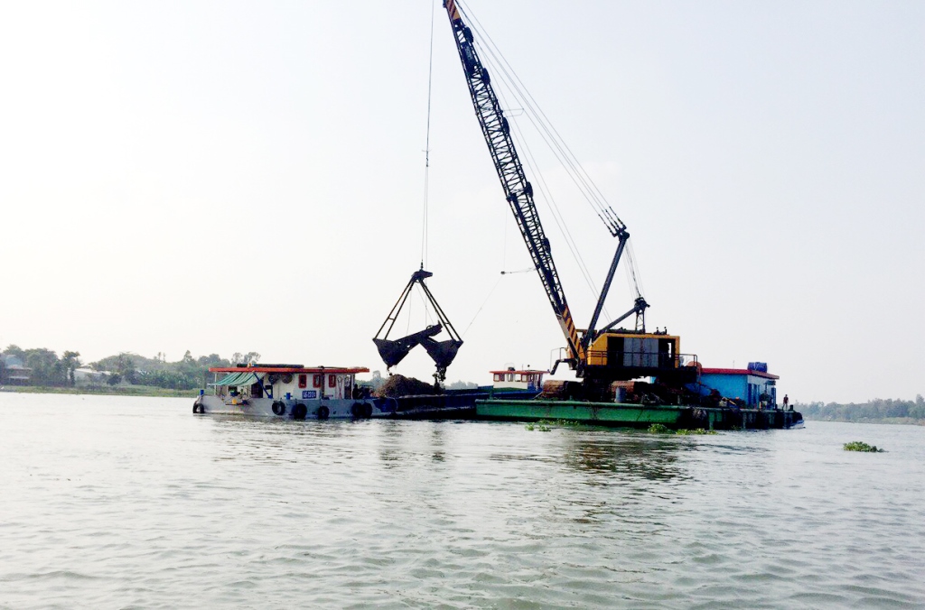 Xung quanh việc đấu giá khai thác 2 mỏ cát ở An Giang
