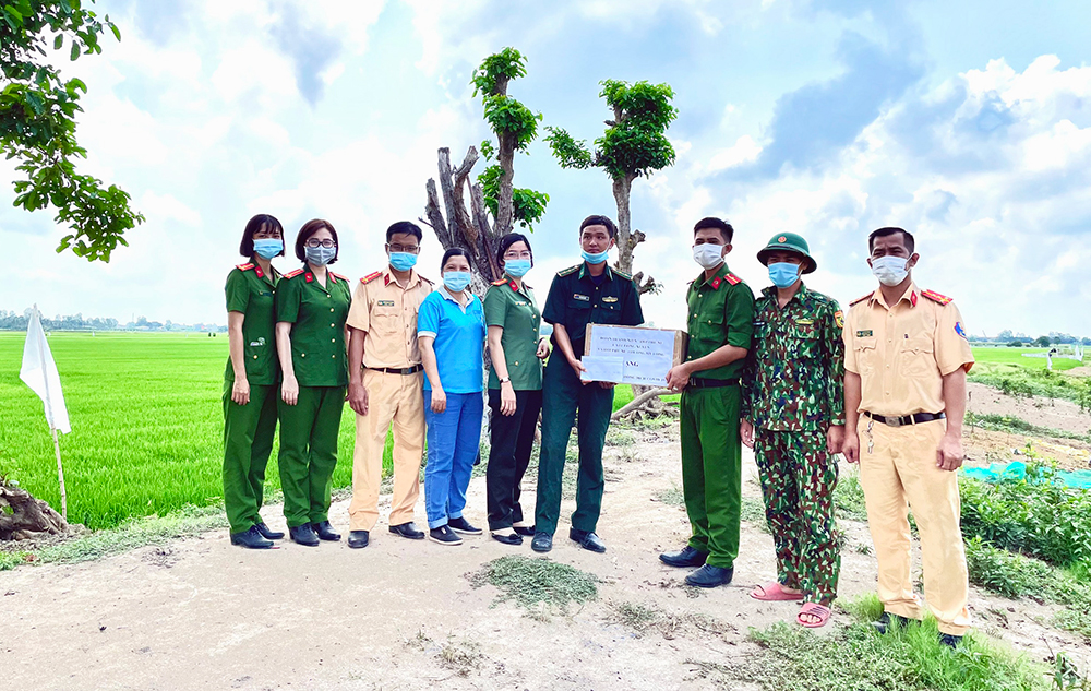 Thăm và tặng quà 12 chốt biên giới phòng, chống dịch Covid-19