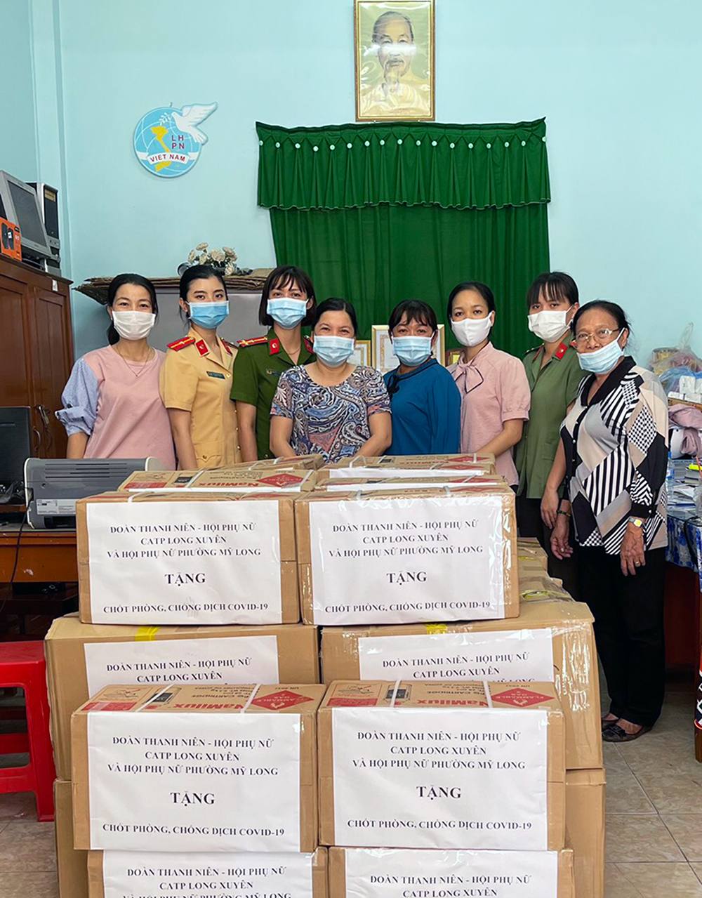 Thăm và tặng quà 12 chốt biên giới phòng, chống dịch Covid-19