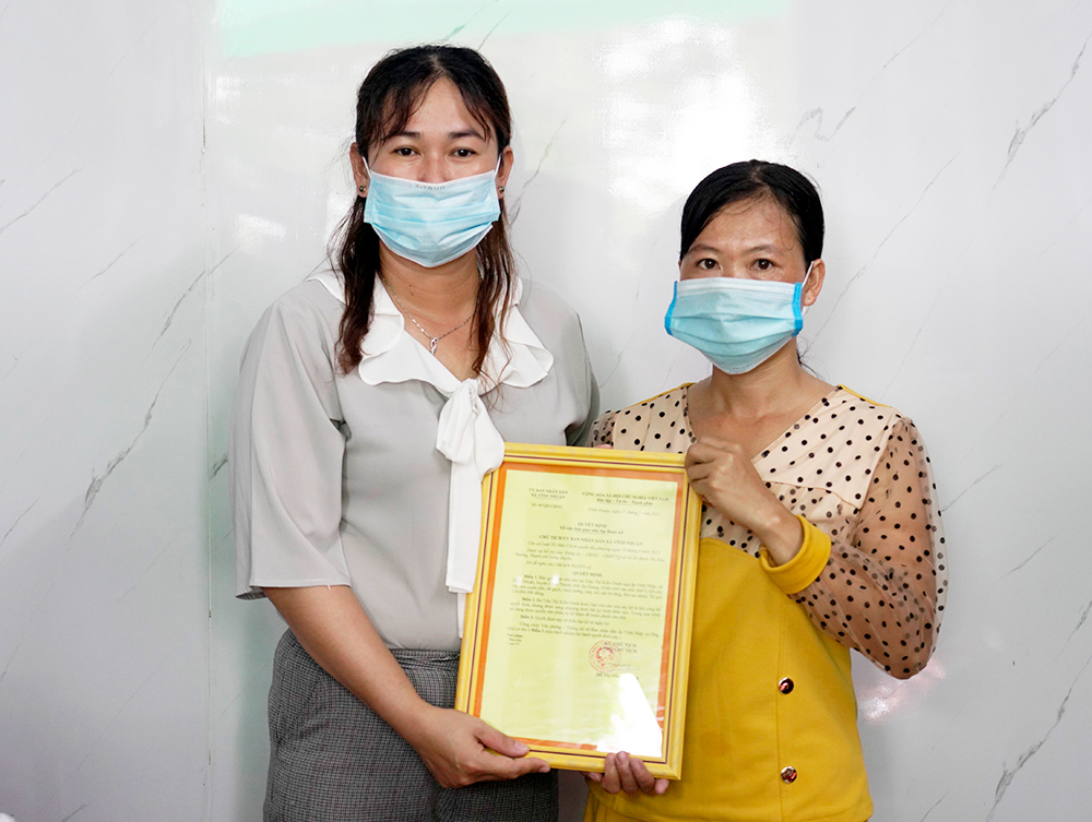 Hội Liên hiệp Phụ nữ huyện Châu Thành trao nhà “Mái ấm tình thương” tại xã Vĩnh Nhuận
