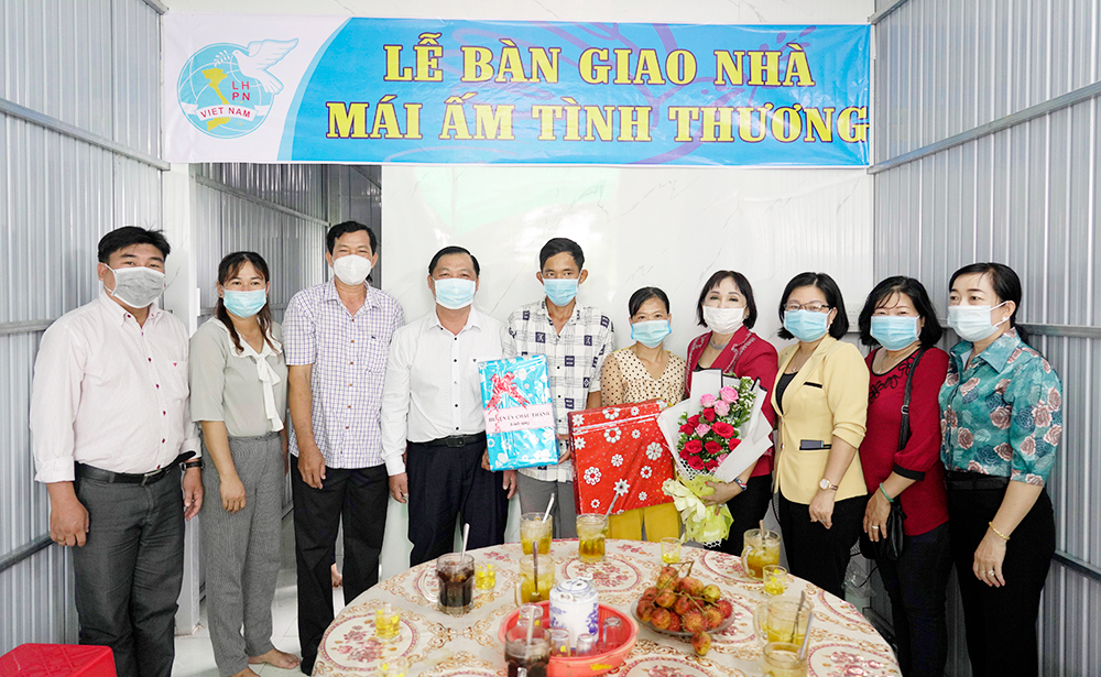 Hội Liên hiệp Phụ nữ huyện Châu Thành trao nhà “Mái ấm tình thương” tại xã Vĩnh Nhuận