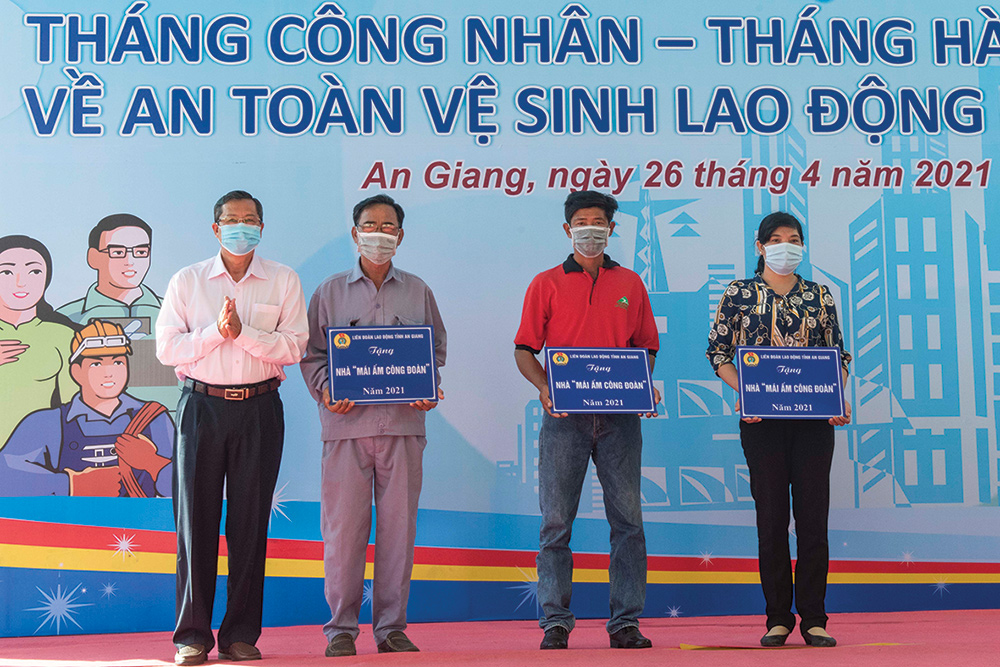 Phó Bí thư Thường trực Tỉnh ủy An Giang Lê Văn Nưng trao nhà Mái ấm Công đoàn cho đoàn viên khó khăn về nhà ở