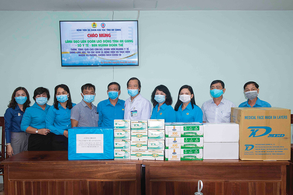 Công đoàn ngành y tế tặng trang thiết bị, dụng cụ phòng, chống dịch bệnh COVID-19 cho Bệnh viện Đa khoa khu vực tỉnh