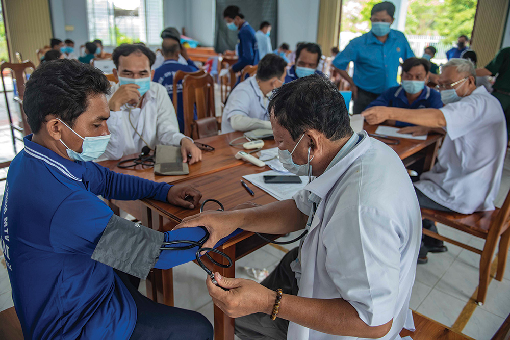 Liên đoàn Lao động và Trung tâm Y tế huyện Tịnh Biên chăm sóc sức khỏe đoàn viên công đoàn, người lao động
