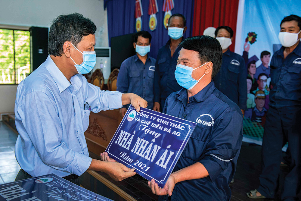 Công ty TNHH MTV Khai thác và Chế biến đá An Giang trao nhà Nhân ái cho đoàn viên, công nhân khó khăn về nhà ở