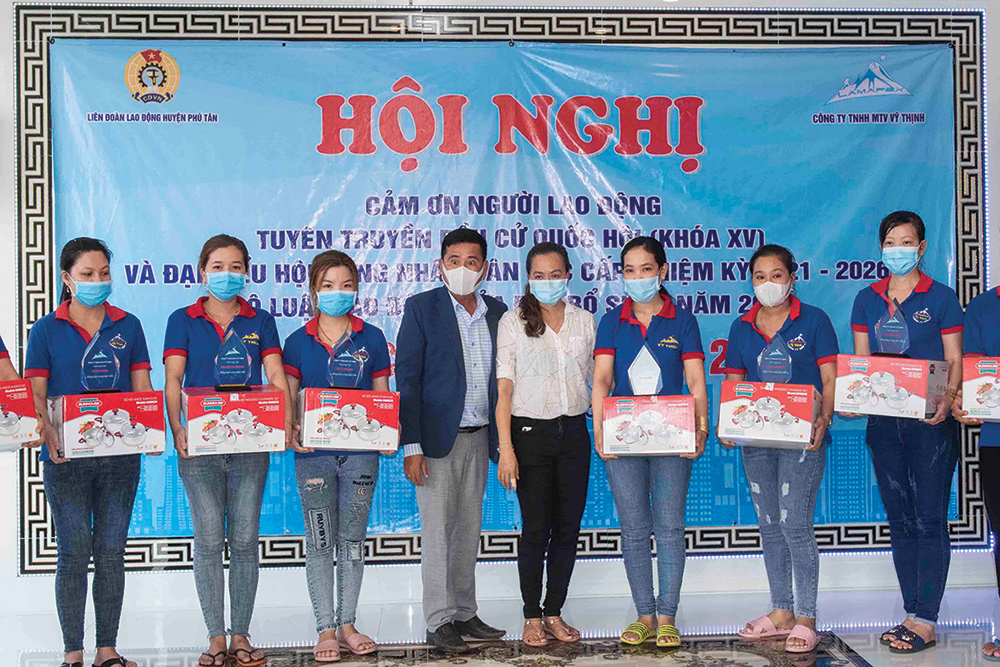 Công ty Great Cayon và Công ty TNHH MTV Vỹ Thịnh, Liên đoàn Lao động huyện Phú Tân tổ chức hội nghị cám ơn người lao động và tặng quà cho đoàn viên, công nhân có hoàn cảnh khó khăn