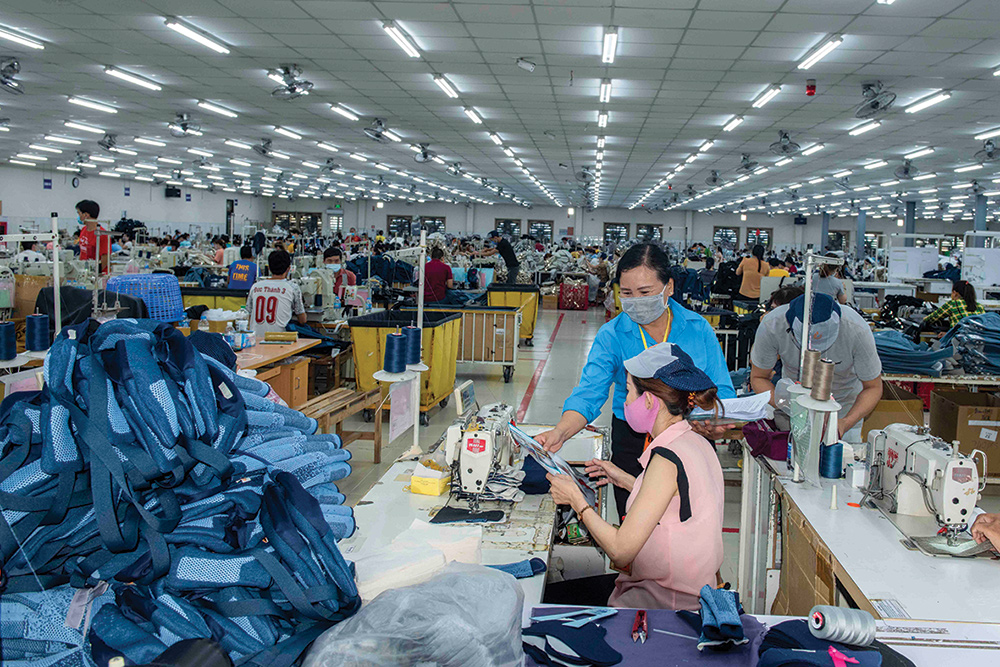 Liên đoàn Lao động TP. Long Xuyên phát tài liệu tuyên truyền Luật Lao động sửa đổi và bầu cử đại biểu Quốc hội khóa XV và HĐND các cấp, nhiệm kỳ 2021-2026