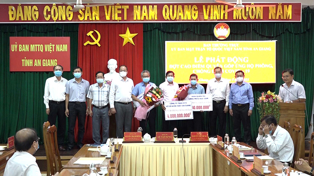 Toàn dân tham gia đợt cao điểm quyên góp ủng hộ phòng, chống dịch bệnh COVID-19