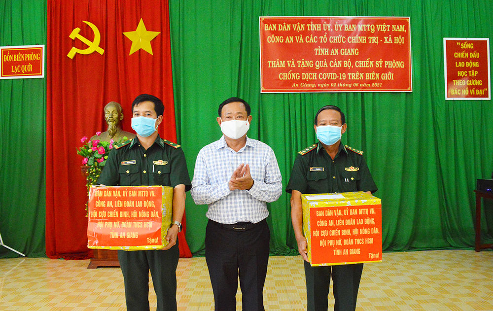 An Giang: Tặng quà cán bộ, chiến sĩ làm nhiệm vụ trên tuyến biên giới và người dân bị ảnh hưởng dịch bệnh COVID-19