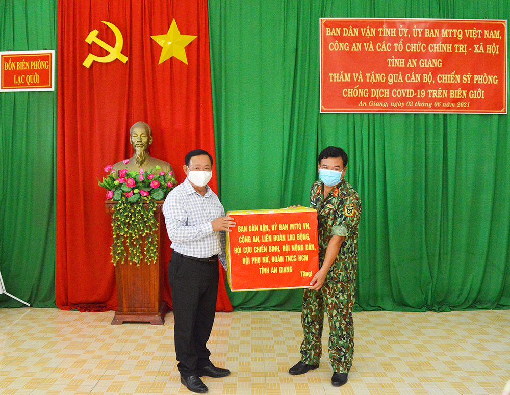 An Giang: Tặng quà cán bộ, chiến sĩ làm nhiệm vụ trên tuyến biên giới và người dân bị ảnh hưởng dịch bệnh COVID-19