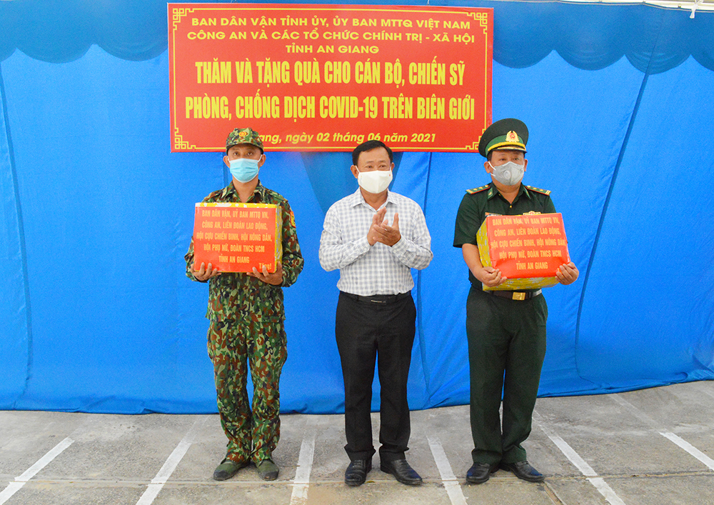 An Giang: Tặng quà cán bộ, chiến sĩ làm nhiệm vụ trên tuyến biên giới và người dân bị ảnh hưởng dịch bệnh COVID-19