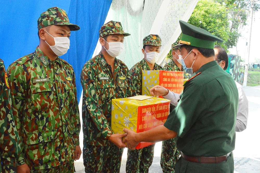 An Giang: Tặng quà cán bộ, chiến sĩ làm nhiệm vụ trên tuyến biên giới và người dân bị ảnh hưởng dịch bệnh COVID-19