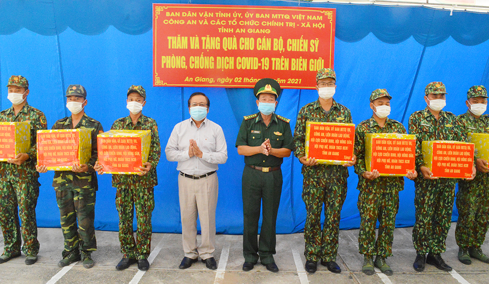 An Giang: Tặng quà cán bộ, chiến sĩ làm nhiệm vụ trên tuyến biên giới và người dân bị ảnh hưởng dịch bệnh COVID-19