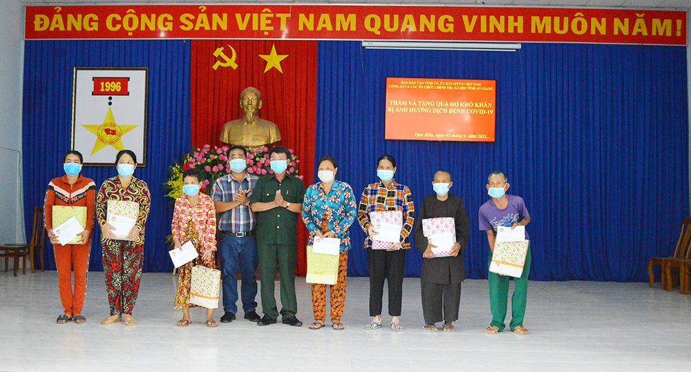 An Giang: Tặng quà cán bộ, chiến sĩ làm nhiệm vụ trên tuyến biên giới và người dân bị ảnh hưởng dịch bệnh COVID-19