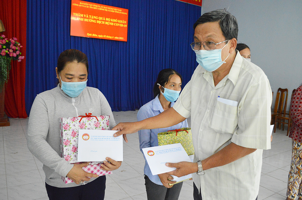 An Giang: Tặng quà cán bộ, chiến sĩ làm nhiệm vụ trên tuyến biên giới và người dân bị ảnh hưởng dịch bệnh COVID-19