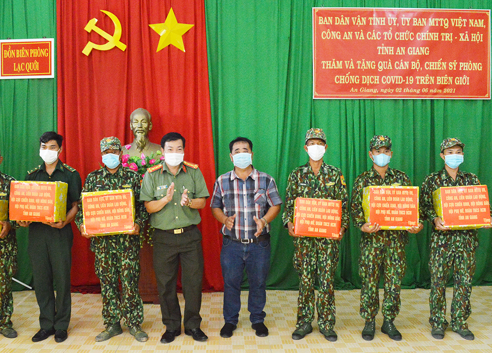 An Giang: Tặng quà cán bộ, chiến sĩ làm nhiệm vụ trên tuyến biên giới và người dân bị ảnh hưởng dịch bệnh COVID-19