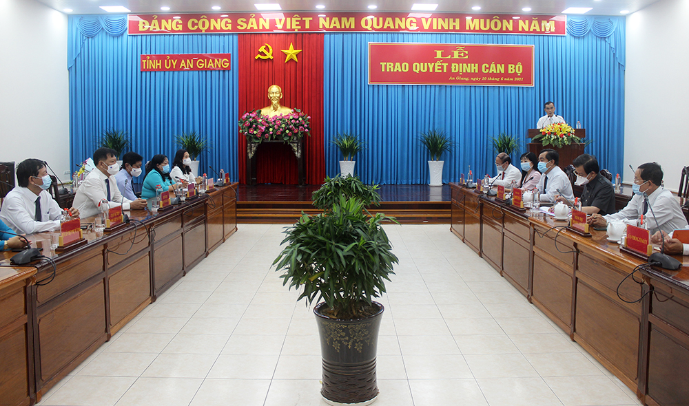 Ban Thường vụ Tỉnh ủy An Giang trao quyết định cán bộ