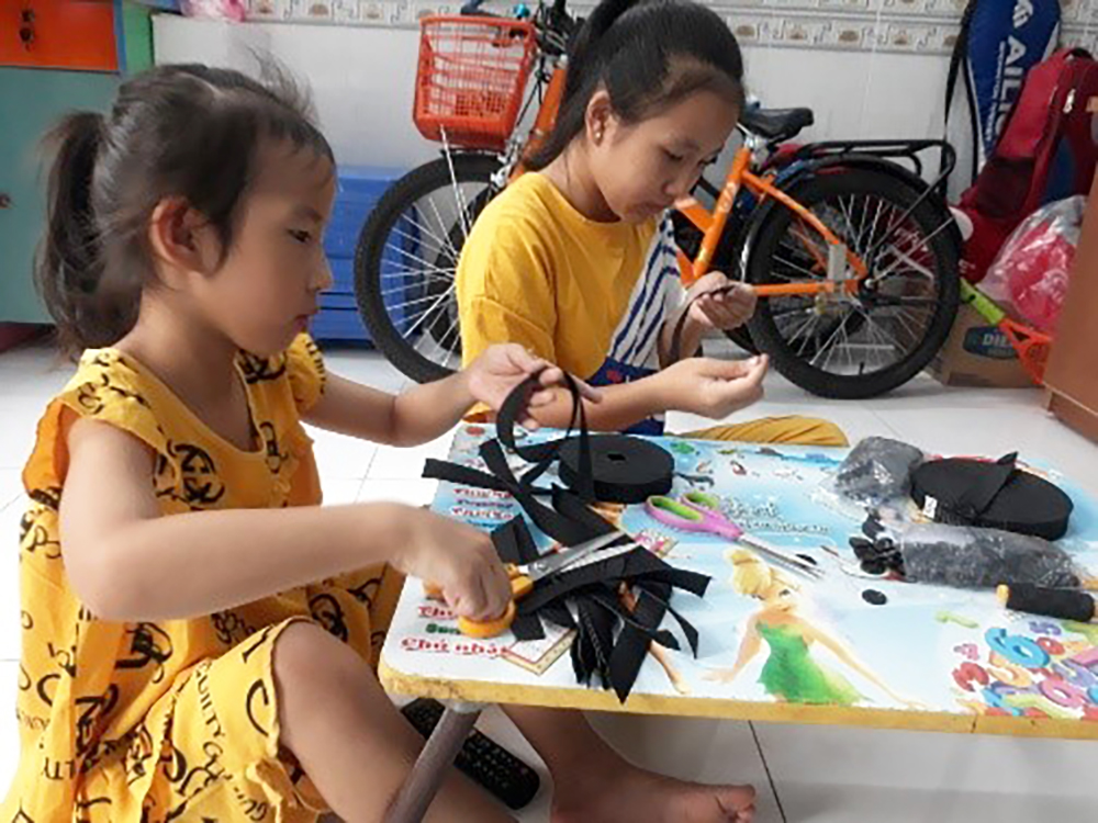 “Em cùng chung sức” làm “tai giả” gửi tặng tuyến đầu phòng, chống dịch bệnh COVID-19