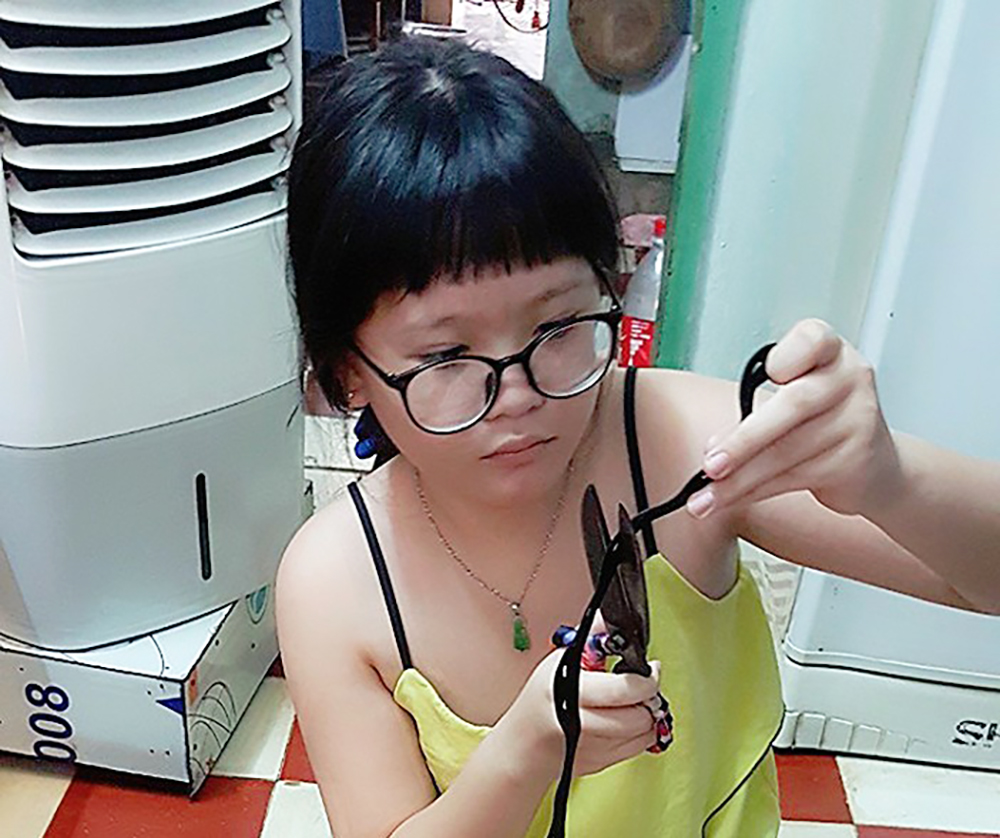 “Em cùng chung sức” làm “tai giả” gửi tặng tuyến đầu phòng, chống dịch bệnh COVID-19
