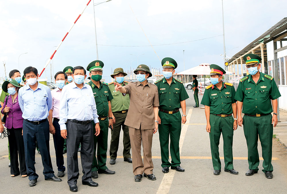 Bí thư Tỉnh ủy Lê Hồng Quang cùng các lực lượng chức năng kiểm tra công tác phòng, chống dịch bệnh tại khu vực biên giới