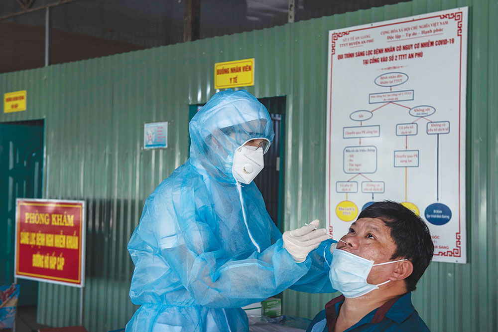 Cán bộ y tế thực hiện test nhanh kháng nguyên SARS-CoV-2 cho một người dân sinh sống ở khu vực biên giới