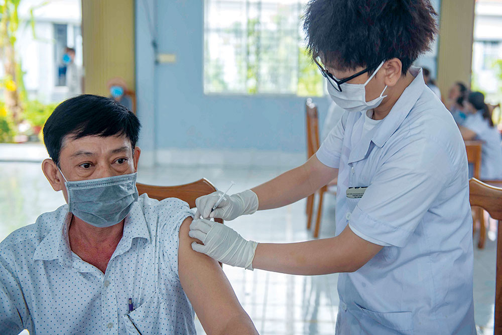 Đoàn viên công đoàn tuyến biên giới huyện Tịnh Biên được tiêm ngừa vaccine COVID-19