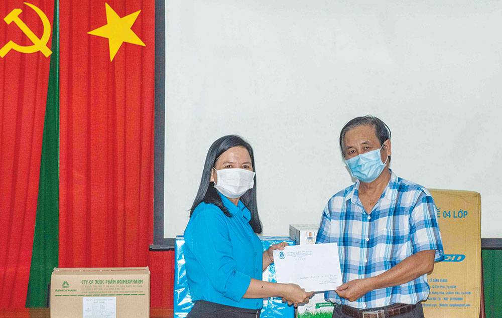 Lãnh đạo Bệnh viện Đa khoa khu vực Tân Châu tiếp nhận quà, thiết bị y tế phòng, chống dịch bệnh COVID-19 từ Liên đoàn Lao động tỉnh và Công đoàn ngành y tế An Giang