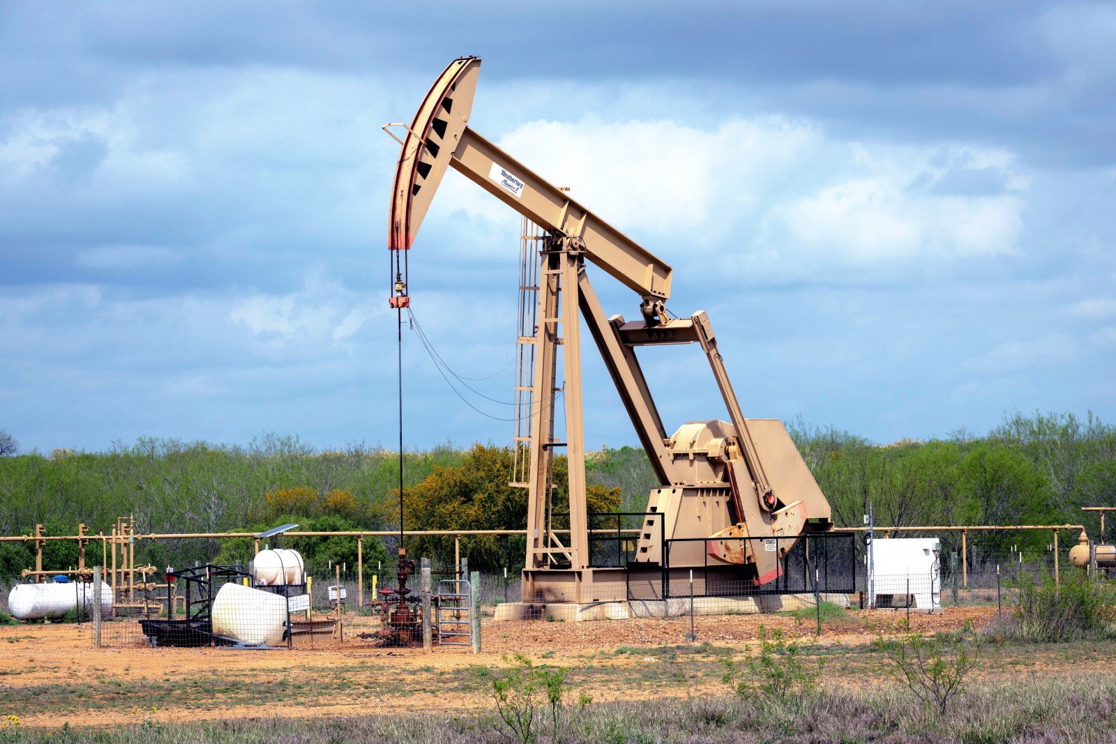 Giá dầu Brent vượt ngưỡng 76 USD/thùng