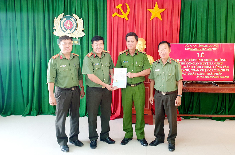 Công an huyện An Phú được Bộ Công an khen thưởng về thành tích xuất sắc trong đấu tranh ngăn chặn xuất nhập cảnh trái phép