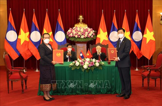Tổng Bí thư Nguyễn Phú Trọng và Tổng Bí thư, Chủ tịch nước Lào chứng kiến Lễ ký kết văn kiện hợp tác giữa Việt Nam-Lào