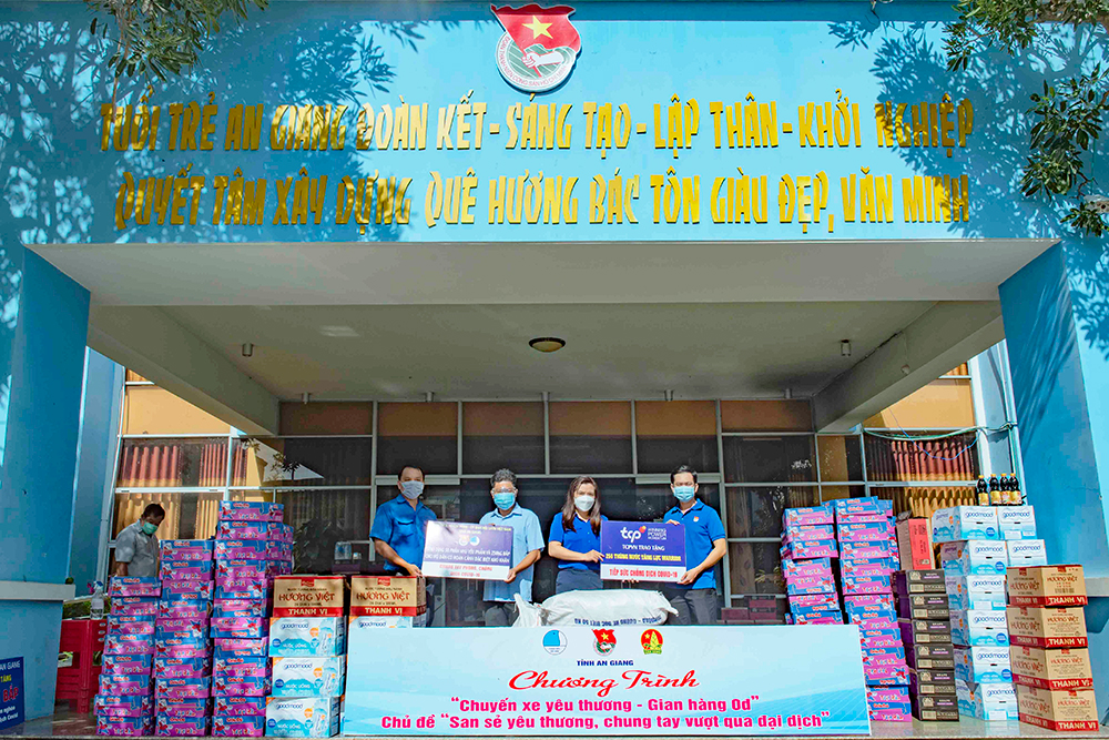 Tỉnh đoàn An Giang trao nhu yếu phẩm cho Phường đoàn Mỹ Thạnh, Mỹ Thới và sinh viên nước ngoài đang học tập tại An Giang