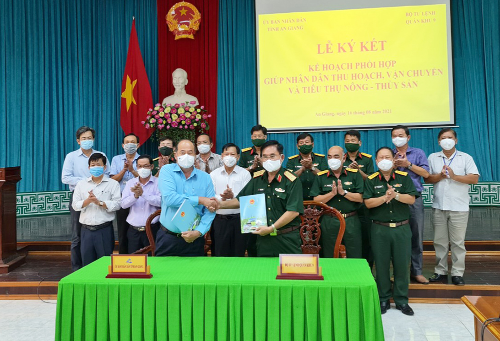Quân khu 9 hỗ trợ thu hoạch, vận chuyển nông sản trên địa bàn An Giang