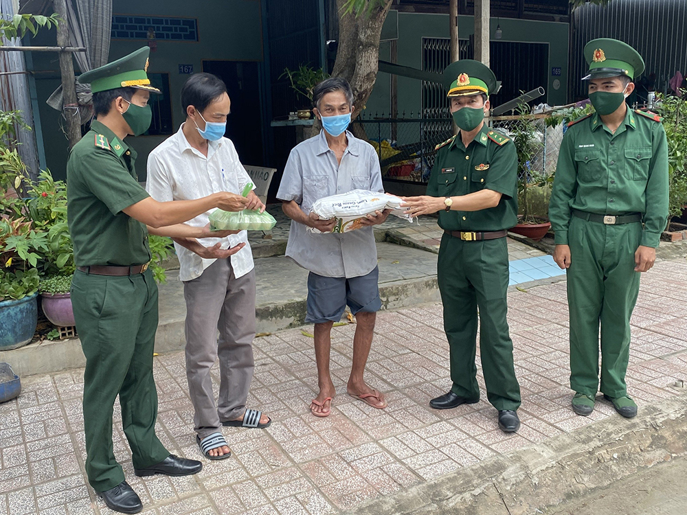 Bộ đội Biên phòng An Giang hỗ trợ gần 200 triệu đồng cho gia đình chính sách, hộ nghèo khu vực biên giới