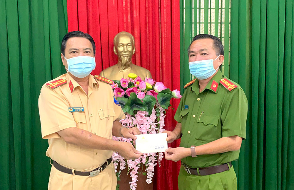 Trao quà Bí thư Tỉnh ủy An Giang cho các đơn vị đóng góp tích cực vào công tác phòng, chống dịch COVID-19